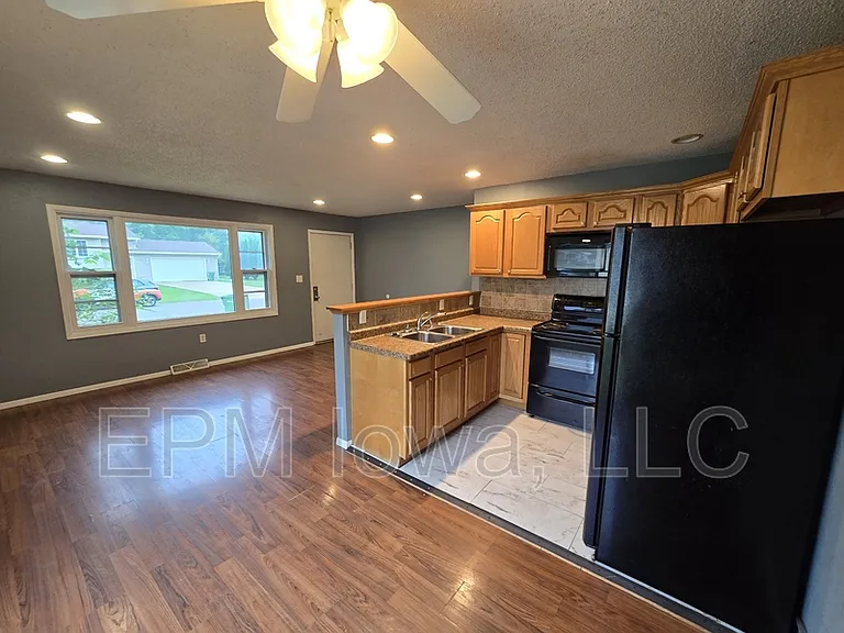 1407 Robin Rd — Photo 4