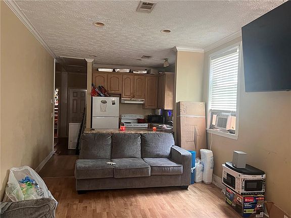 2nd image of 2433 Amelia St