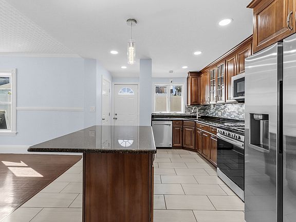 5th image of 17 Estes St