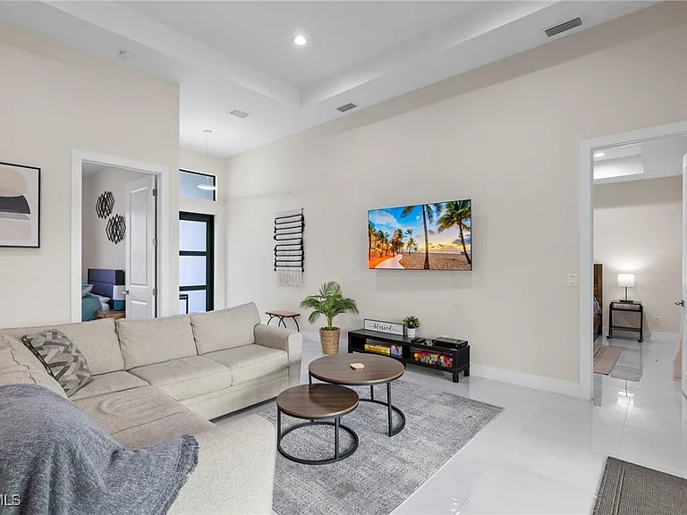 1137 SW 18th Ct — Photo 5