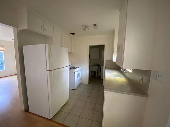 4th image of 324 W Lockeford St APT 2