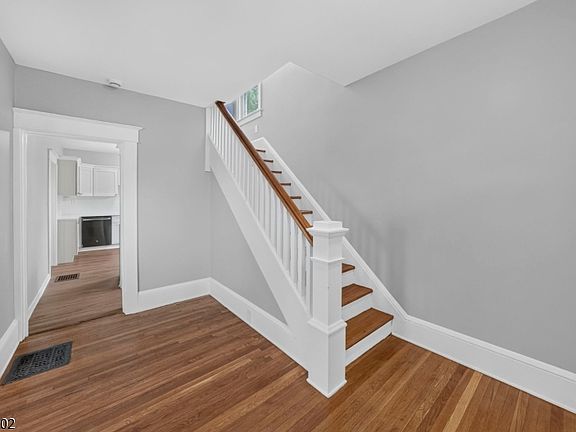 3rd image of 725 Belvidere Rd