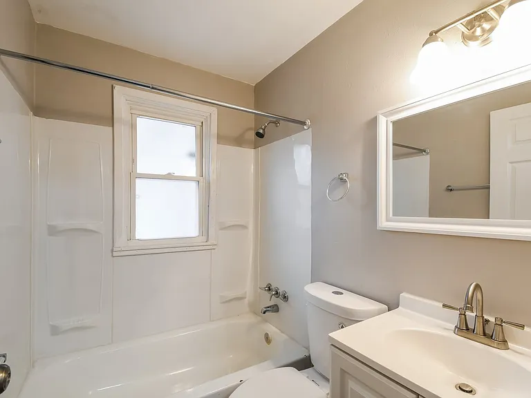 881216_025_main_bathroom_13399649.jpg