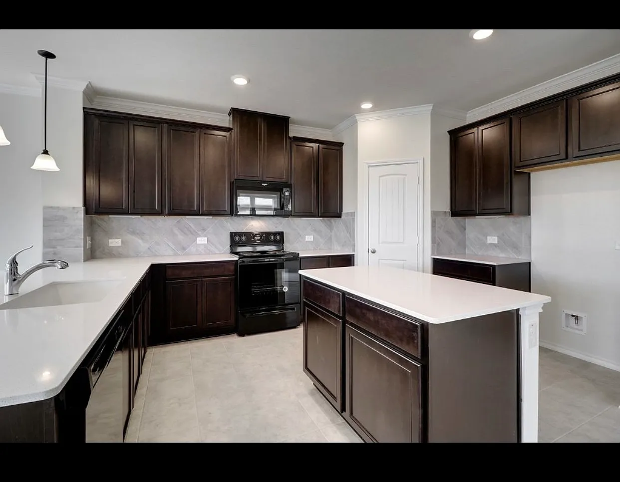 124 Rocroi Dr — Photo 3