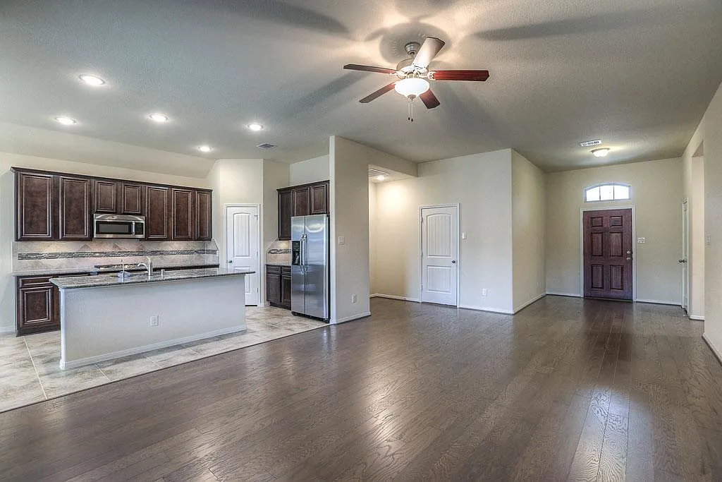4 bed, 2.0 bath, 2050 sqft, $2,450 — Photo 3