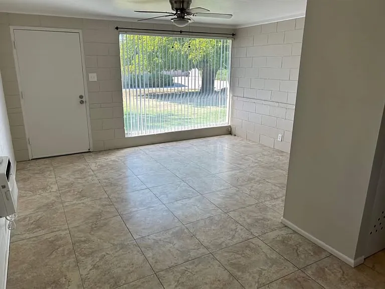 1122 E Maryland Ave #9 — Photo 5
