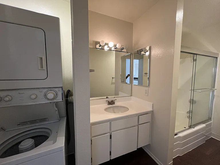 Versailles on the Lake Apartments — Photo 73
