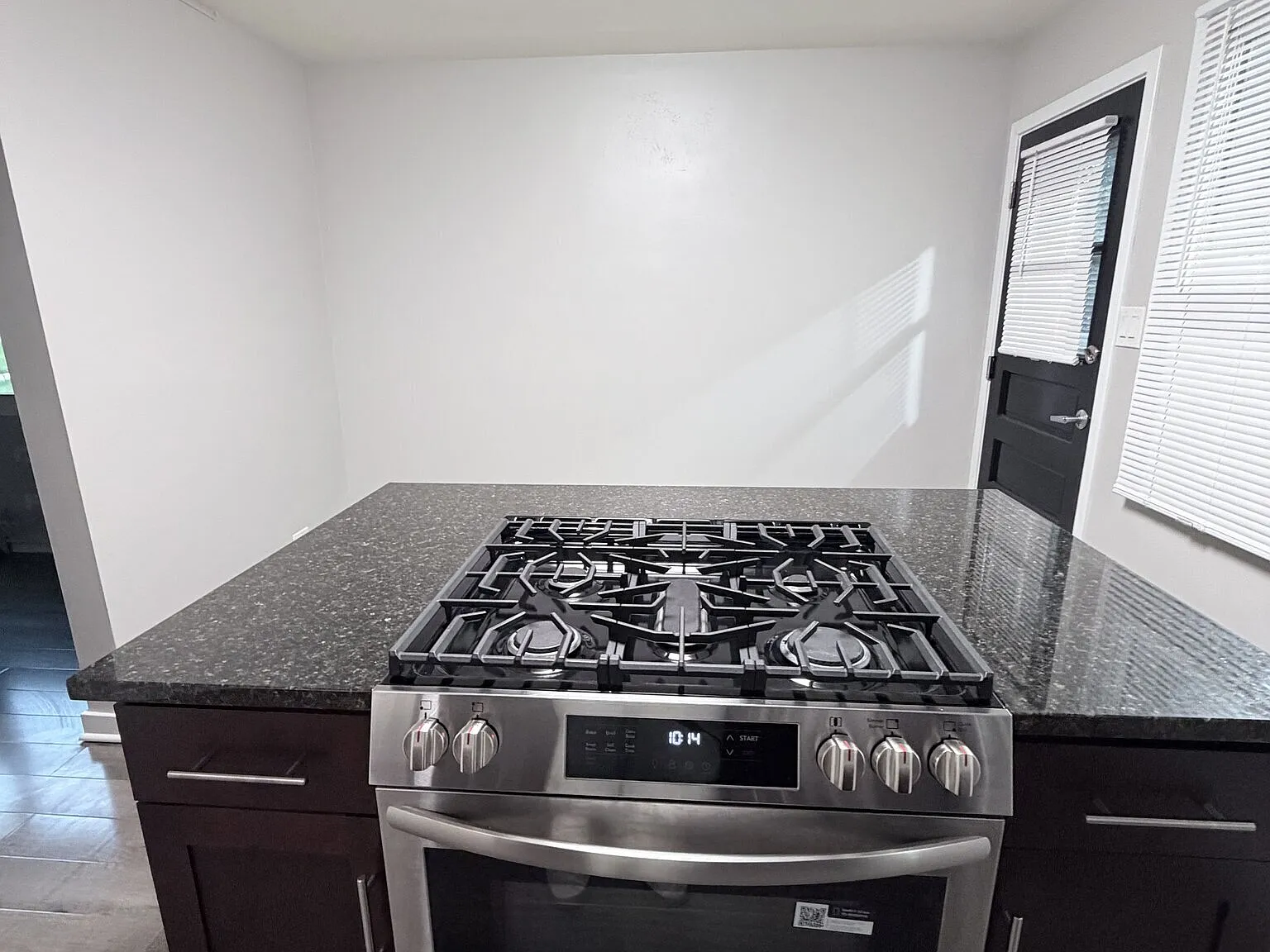 Charming 1 Bedroom 1 Bathroom Near Downtown Naperville — Photo 1