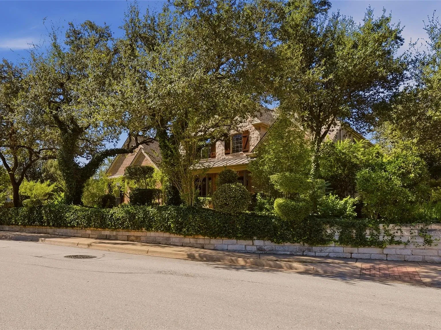 5 bed, 4.0 bath, 4413 sqft, $7,950 — Photo 2