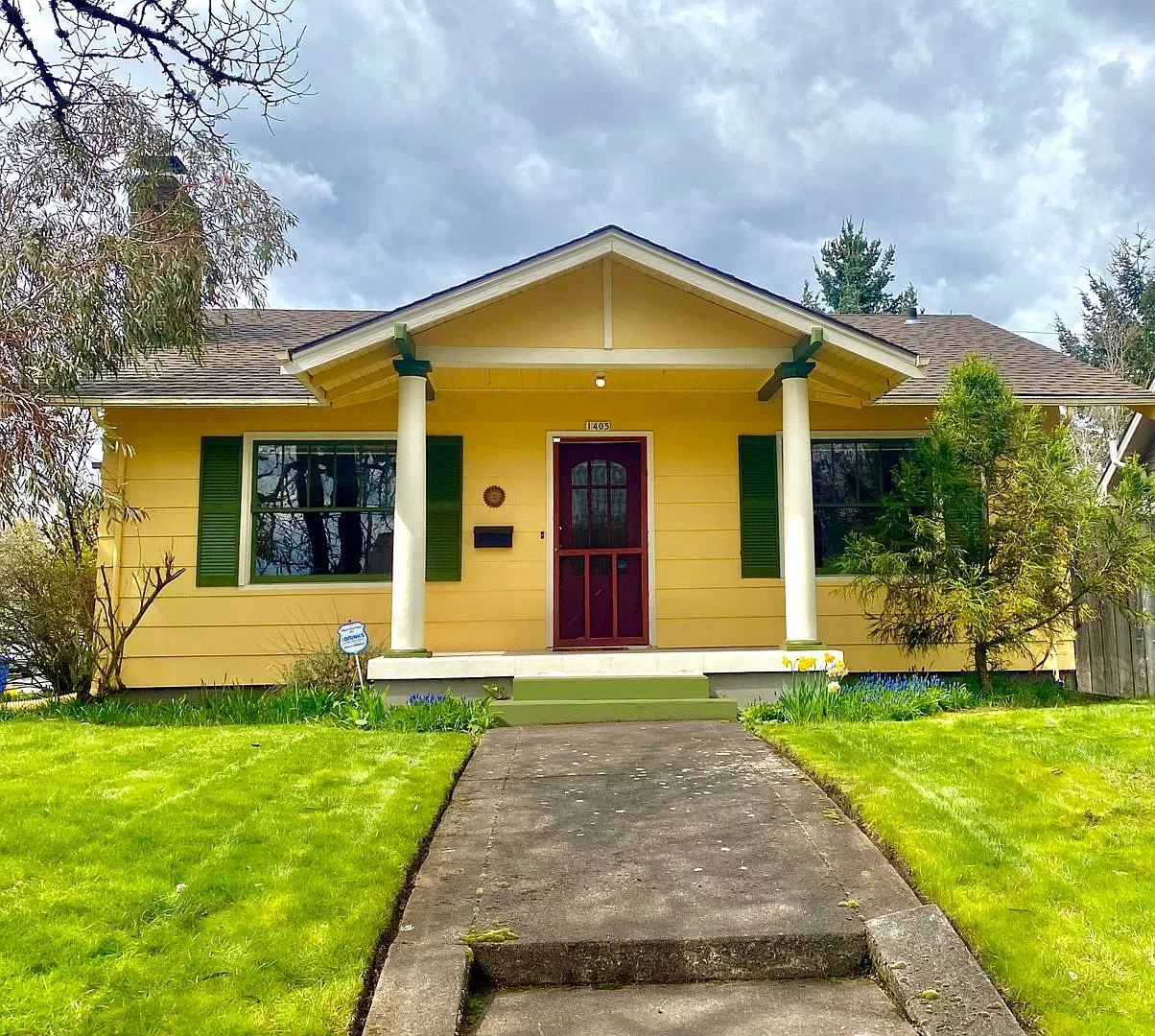 Charming Light Filled Corner Lot Bungalow in Rose City Neighborhood with Hardwoods & Fenced Backy... — Photo 1
