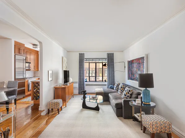 250 West 24th Street image 1 of 11