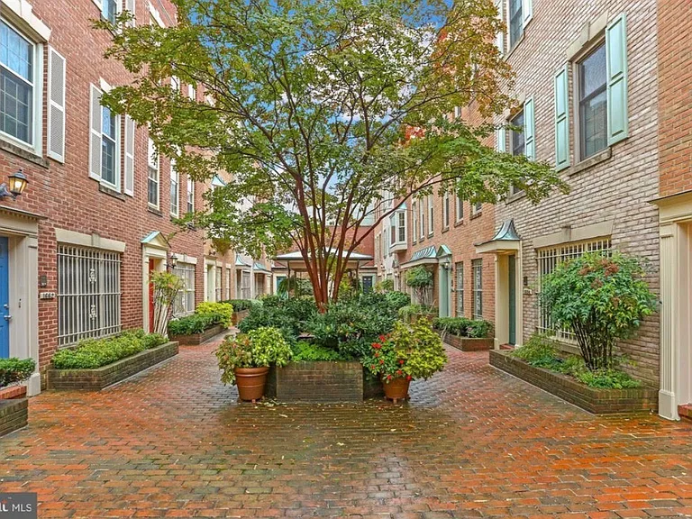 1690 Euclid St NW #B — Photo 22