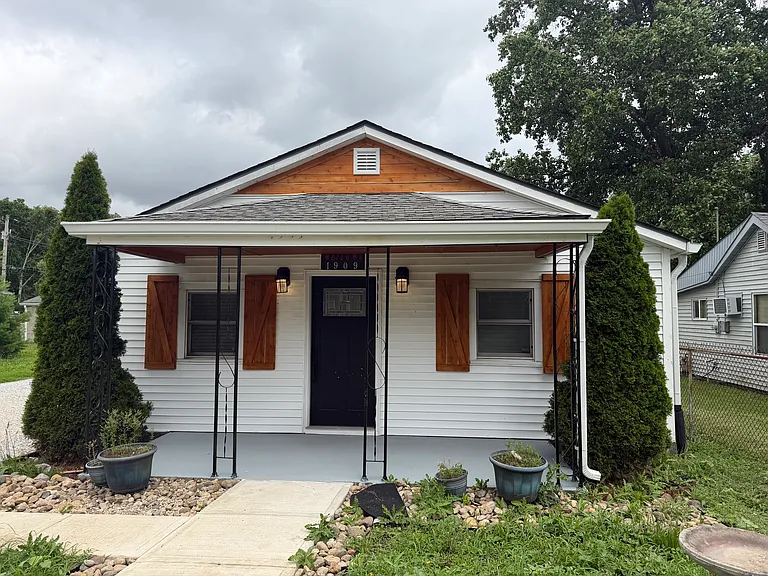 1909 S Pershing Ave — Photo 2