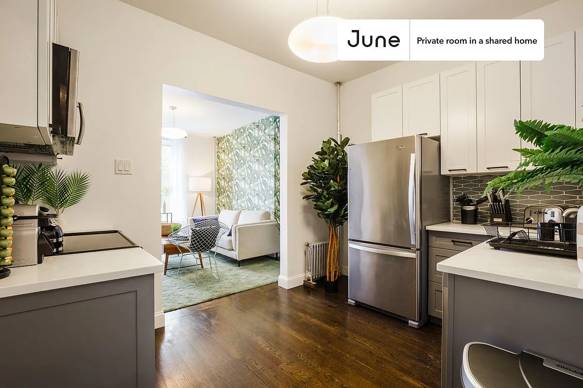 Queen bedroom in 3 bed/1 bath home in Prospect Heights #168 2C — Photo 4