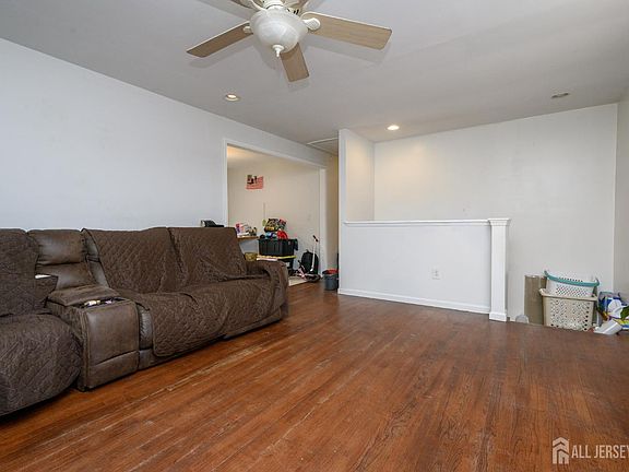 5th image of 384 Cook Rd