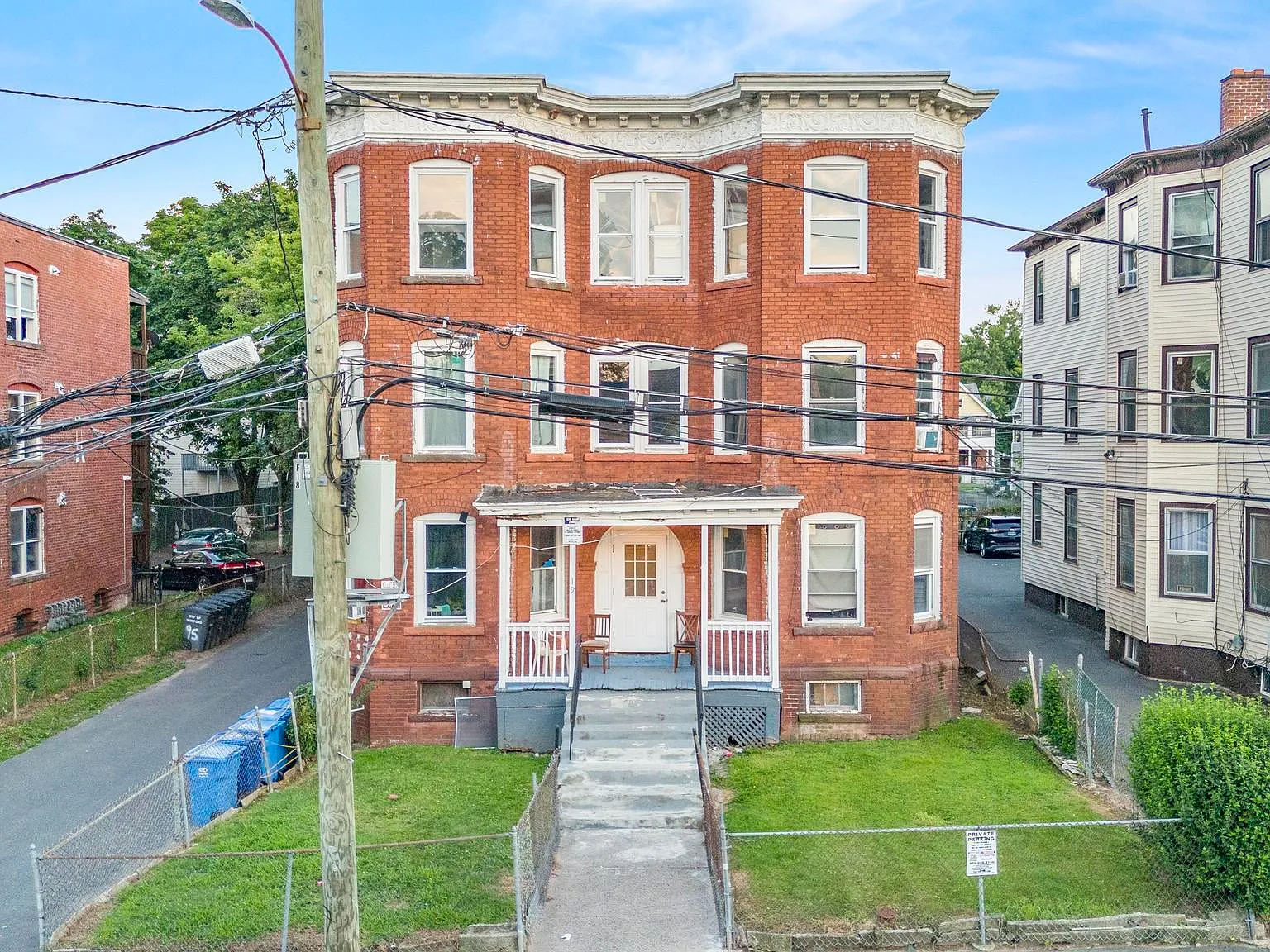 2 bed, 1.0 bath, 5553 sqft, $1,300 — Photo 3