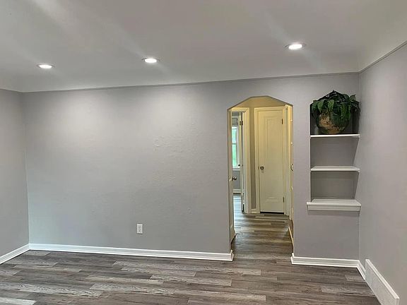 5th image of 437 Dewey St