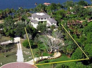 4 River Oak Pl, Sewalls Pt, FL 34996