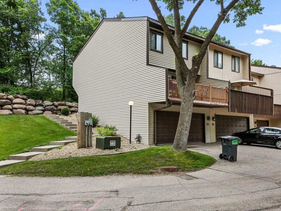 1st image of 32 River Woods Ln