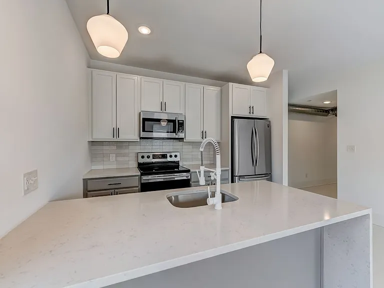 2046 N Front St — Photo 33