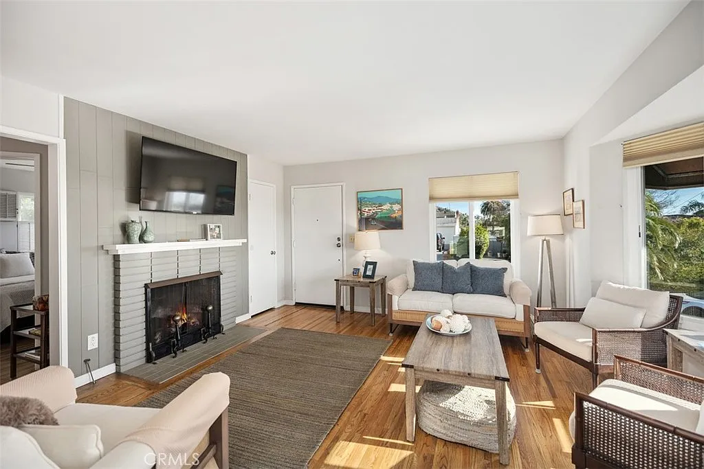 2 bed, 892 sqft, $6,800 — Photo 3