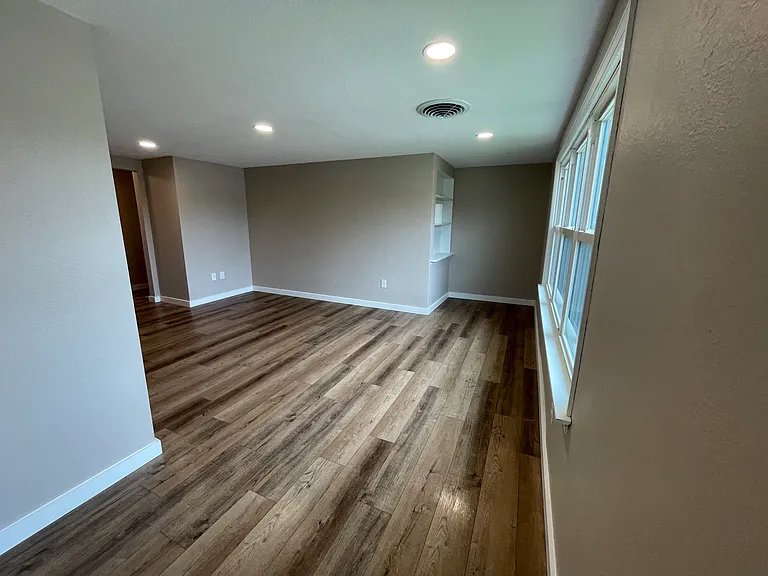 239 E Crestwood St #4 — Photo 6