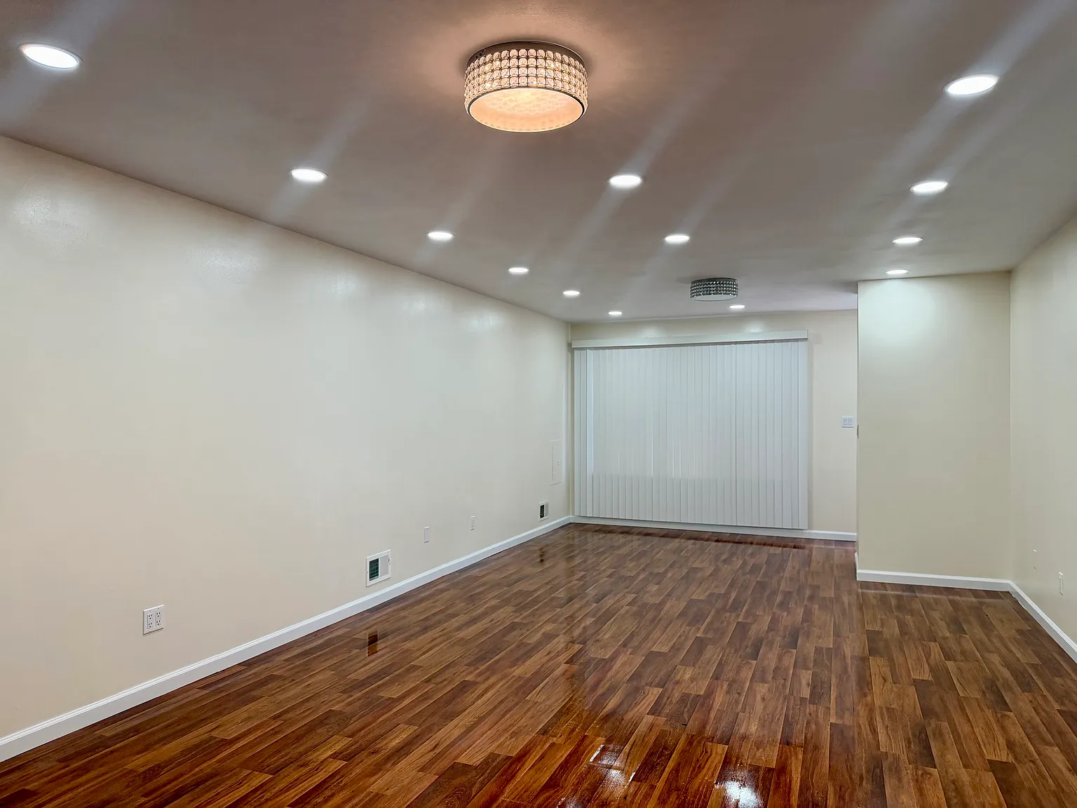 3 bed, 1.5 bath, 1350 sqft, $3,000 — Photo 2