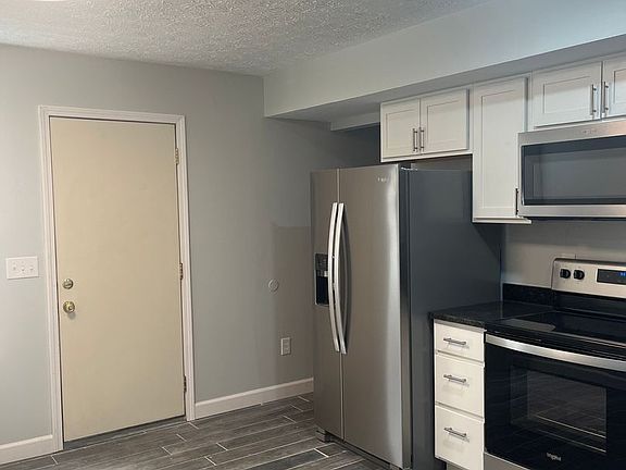 2nd image of 3240 Summerhill Ln