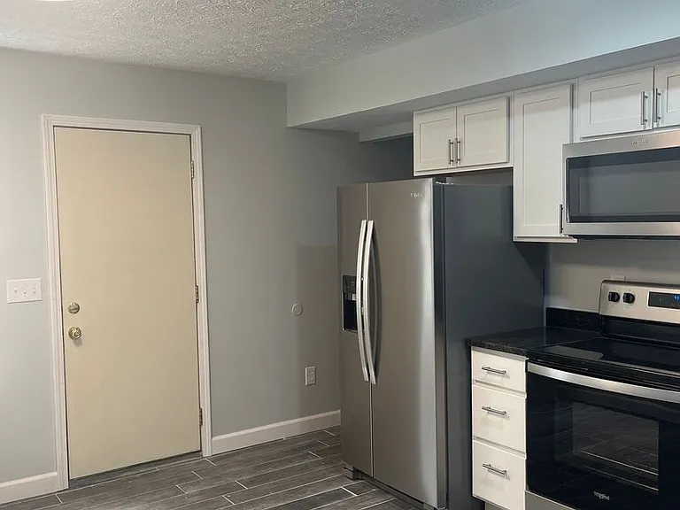 3240 Summerhill Ln — Photo 2