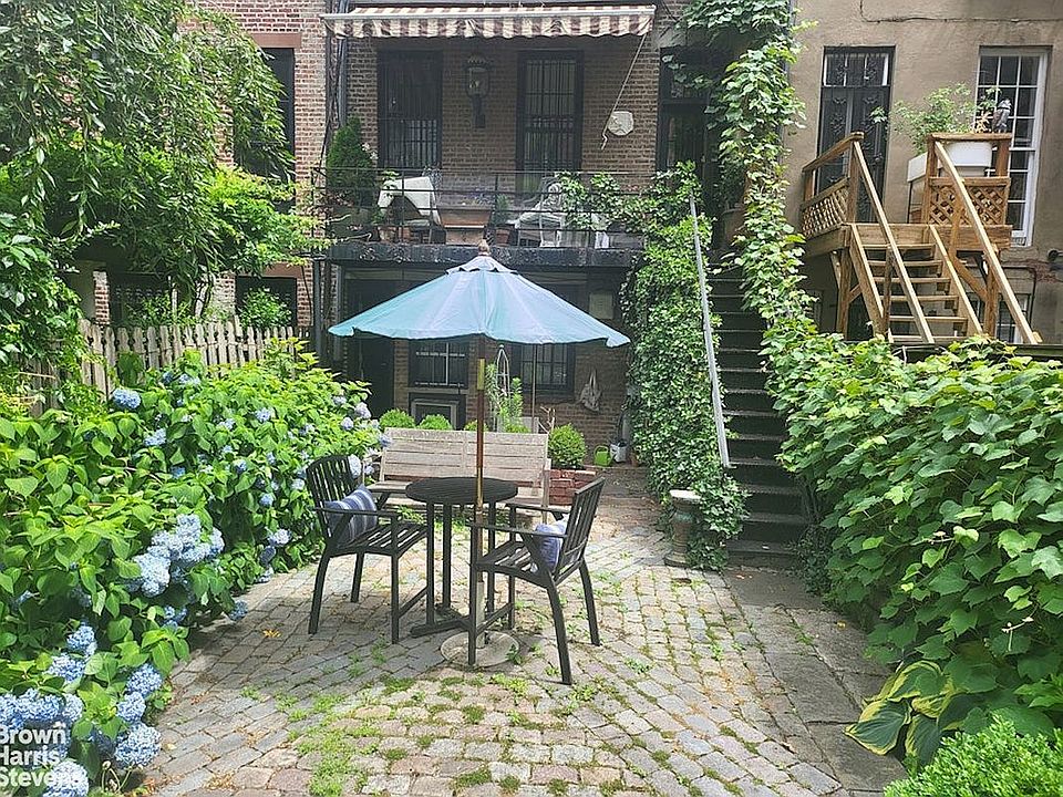 1st image of 428 W 44th St