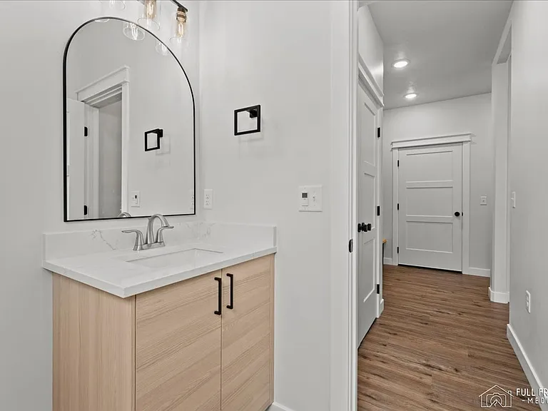 7442 N Paw St — Photo 32