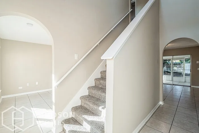 4 bed, 2.5 bath, 2240 sqft, $2,600 — Photo 3