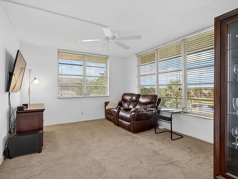 3960 Oaks Clubhouse Dr #512 — Photo 19