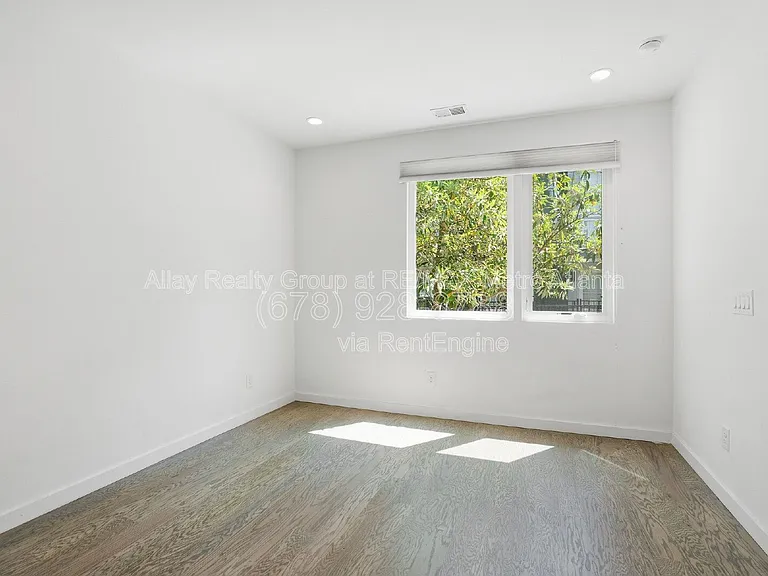 1463 La France St NE #8 — Photo 25