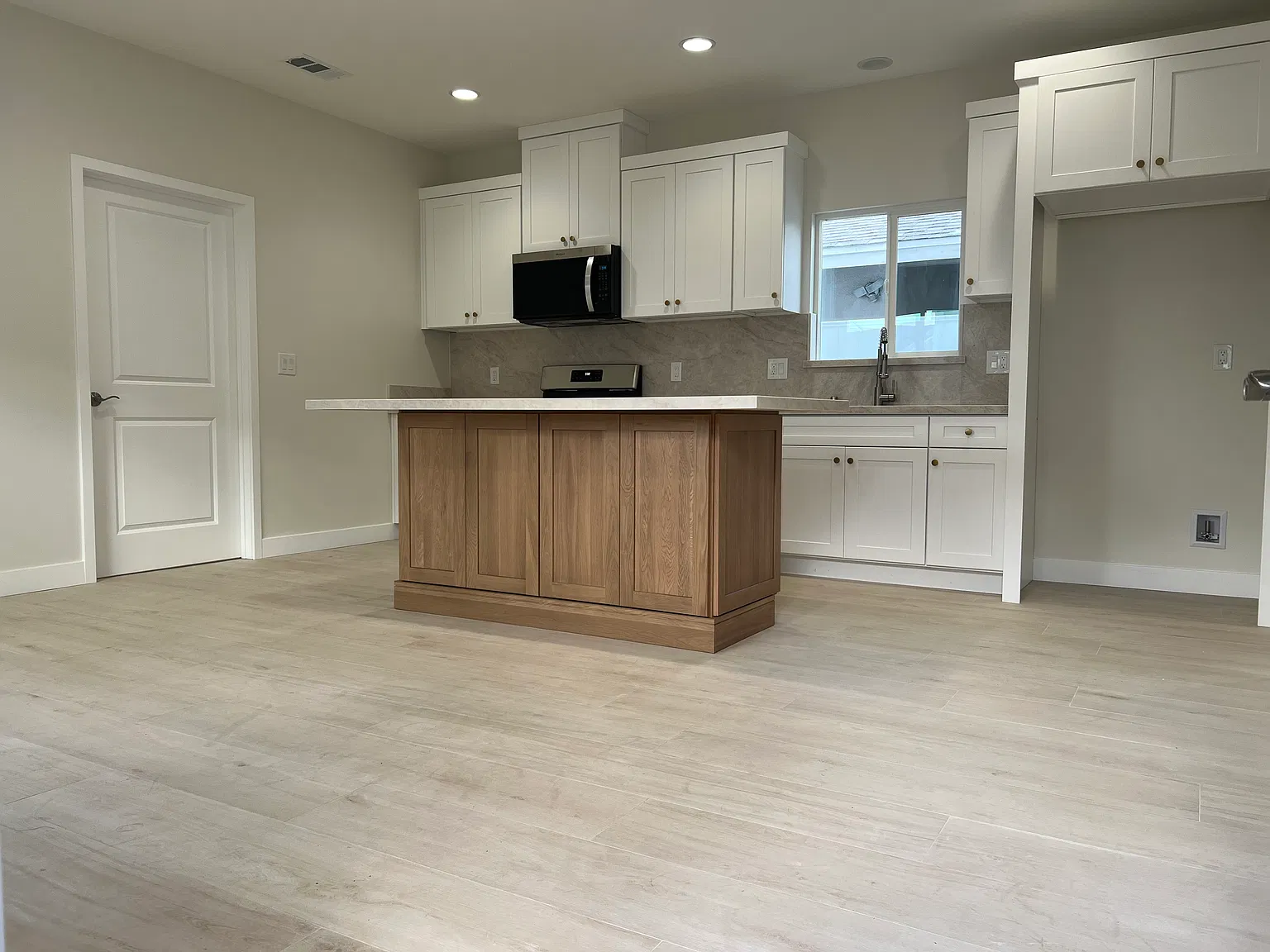 2 bed, 800 sqft, $2,900 — Photo 2