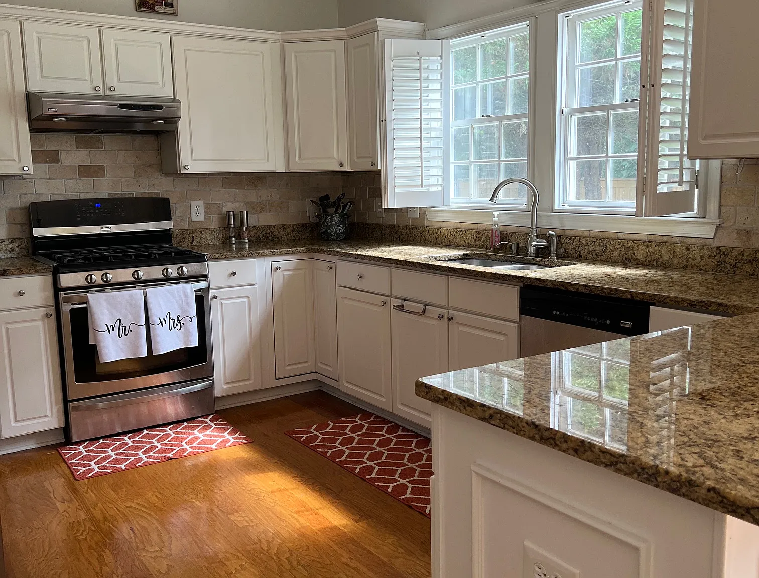 4 bed, 2589 sqft, $3,480 — Photo 2