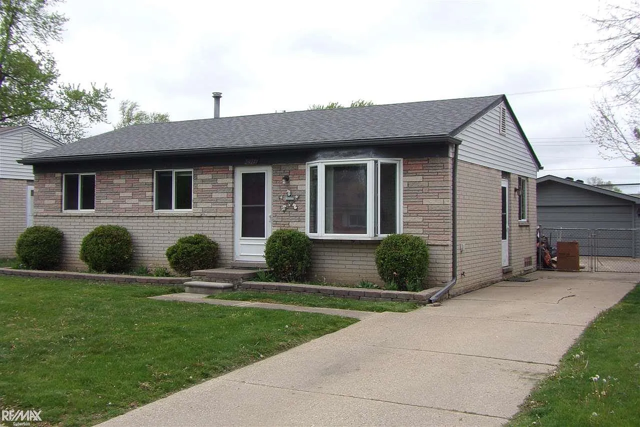 24211 Trombley St photo 1