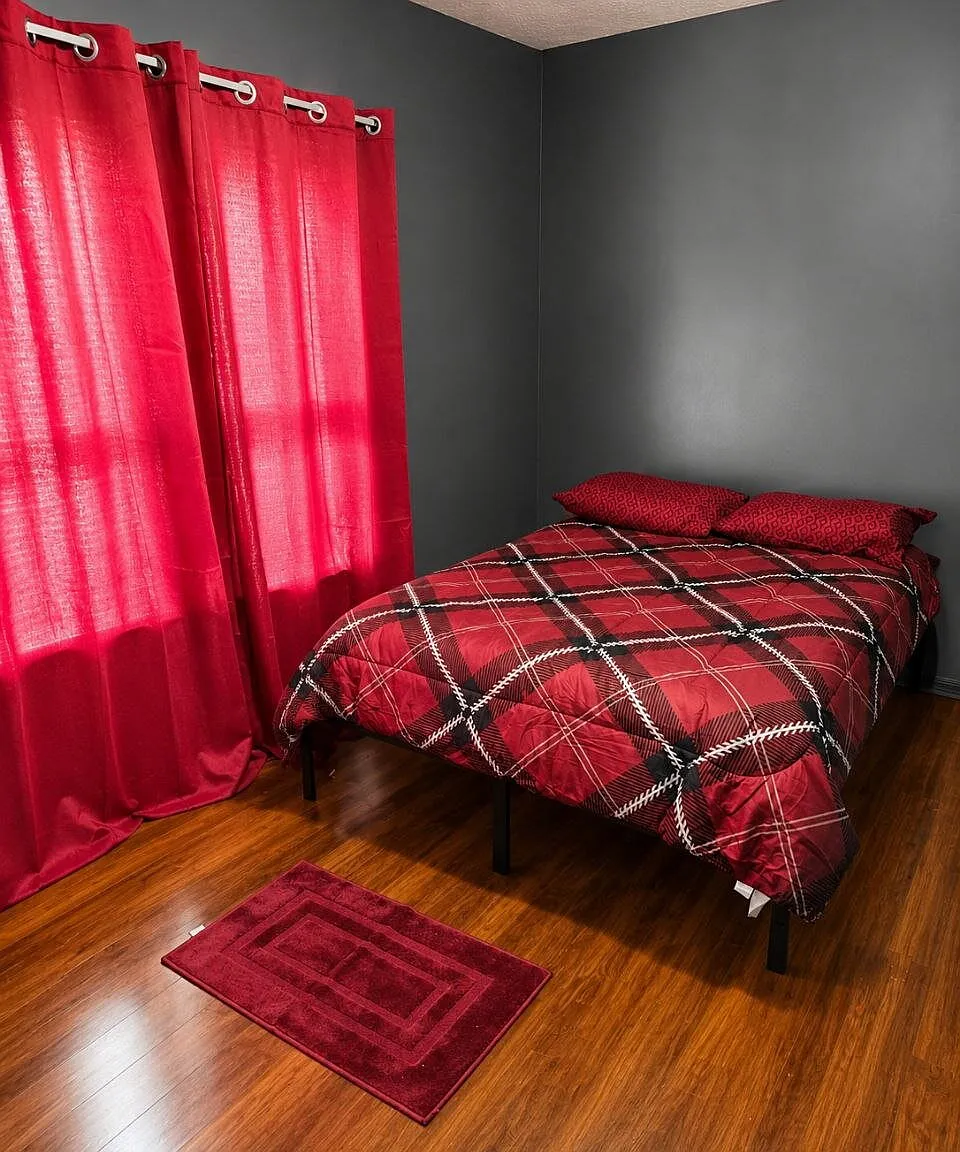 5 bed, 1.0 bath, 1000 sqft, $1,900 — Photo 4