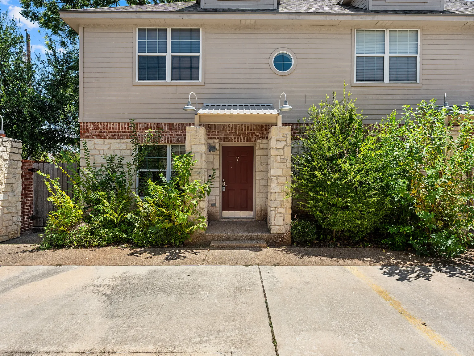 3 bed, 1484 sqft, $2,100 — Photo 2