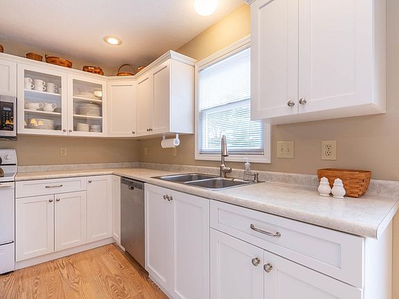 4th image of 803 S Whitley Dr