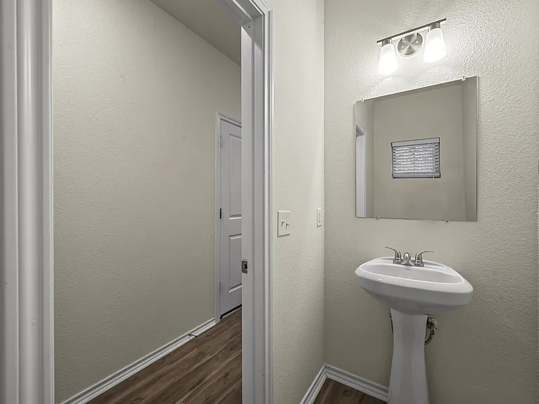105 SE 4th St #2 — Photo 3