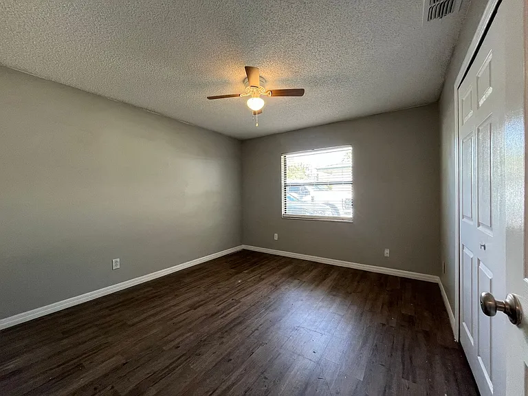 910 S Center St — Photo 8