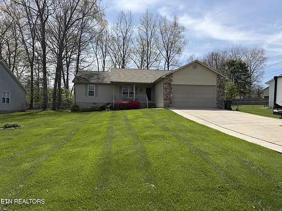 2nd image of 365 Carriage Dr