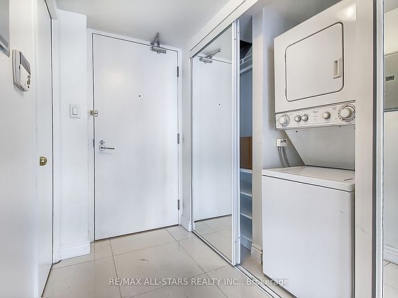 5th image of 38 Grenville St #1505