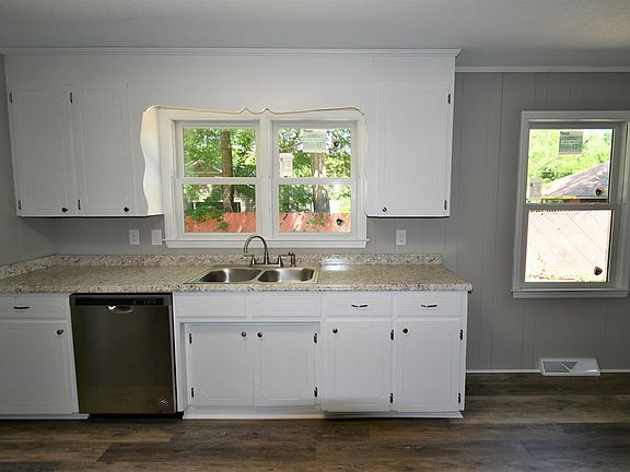 5th image of 810 Cokesbury St