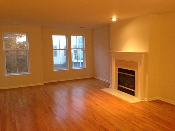 3rd image of 7 Harbor Pointe Dr