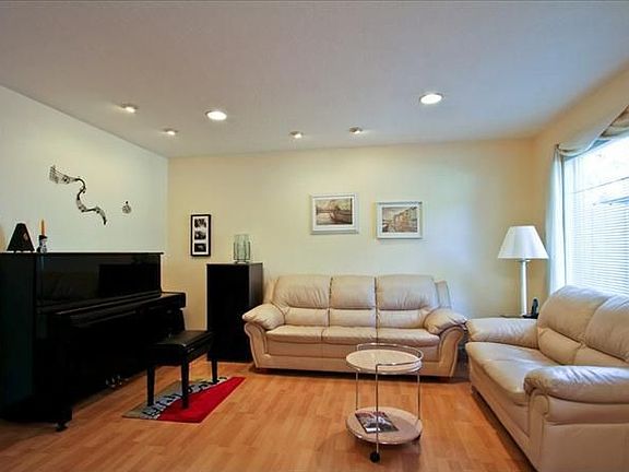 5th image of 490 Hollyberry Ct