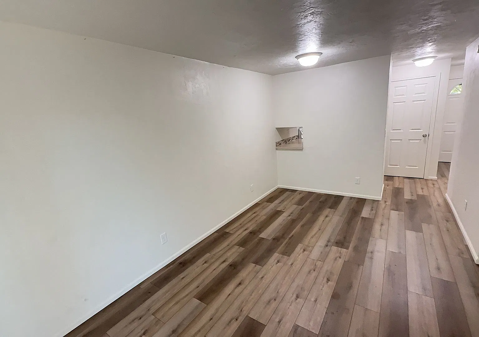 Newly Priced -Freshly Remodeled 2 Bed, 1.5 Bath Condo In West Eugene — Photo 4