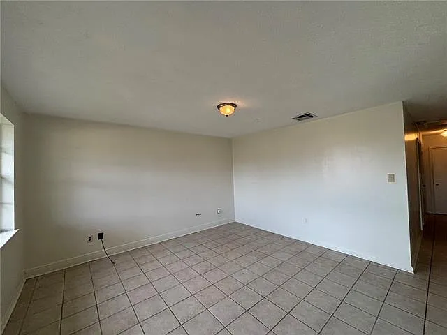 1145 Warren Dr — Photo 3
