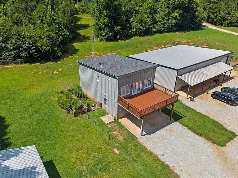 221 Columbus Dr — Photo 37